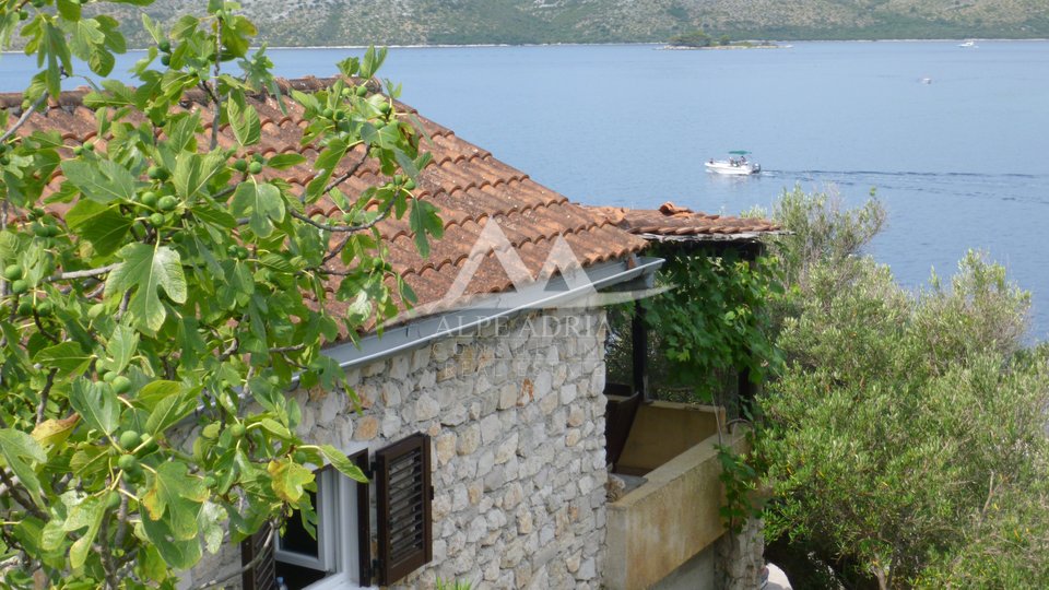 MALA RAVA - CHARMING STONE HOUSE FOR SALE IN THE FIRST ROW TO THE SEA