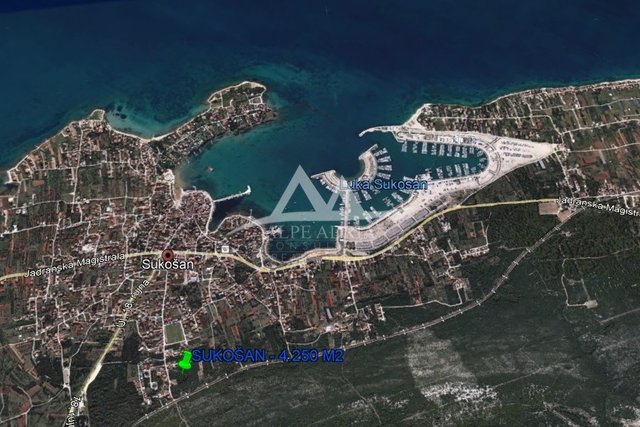 SUKOŠAN - TERRENO EDIFICABILE DAL CENTRO DELLA CITTÀ E DALLA SPIAGGIA CIRCA 700 M - € 616.250