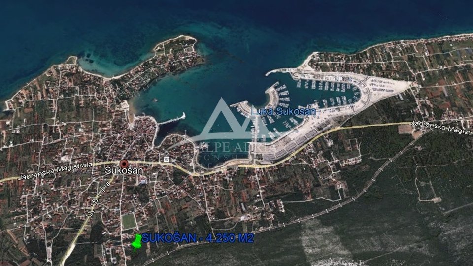 SUKOŠAN - TERRENO EDIFICABILE DAL CENTRO DELLA CITTÀ E DALLA SPIAGGIA CIRCA 700 M - € 616.250