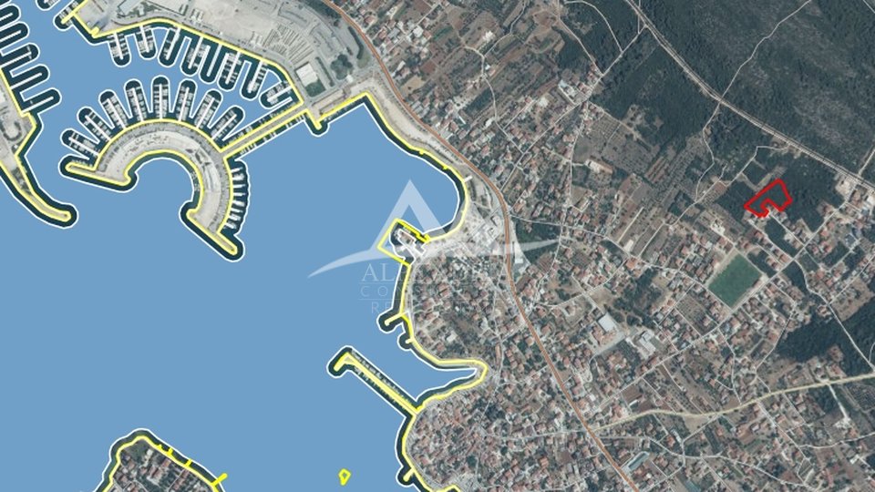 SUKOŠAN - TERRENO EDIFICABILE DAL CENTRO DELLA CITTÀ E DALLA SPIAGGIA CIRCA 700 M - € 616.250