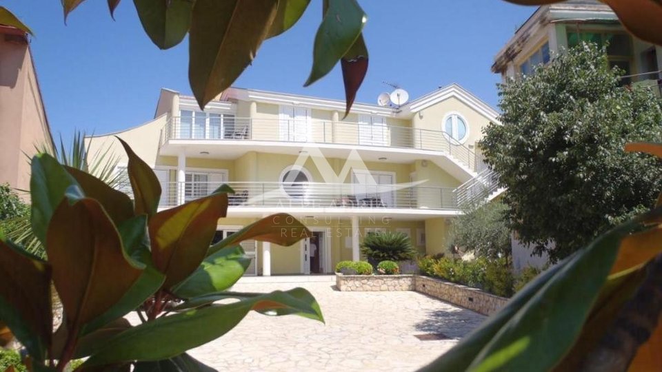 House, 560 m2, For Sale, Zadar - Brodarica