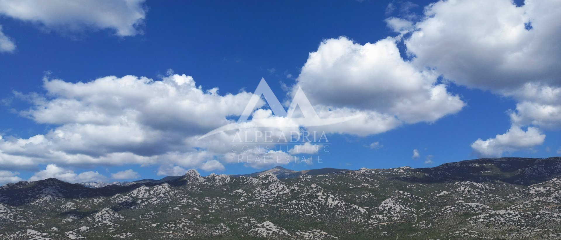 100 €/M2 - AKČNÍ CENA - STAVEBNÍ POZEMEK - VÝHLED NA MOŘE A VELEBIT - 670 M2 - 67 000 €