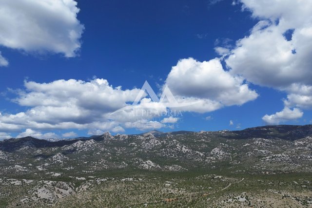 €100/M2 - BARGAIN PRICE - BUILDING PLOT - OVERLOOKING THE SEA AND VELEBIT - 670 M2 - €67,000